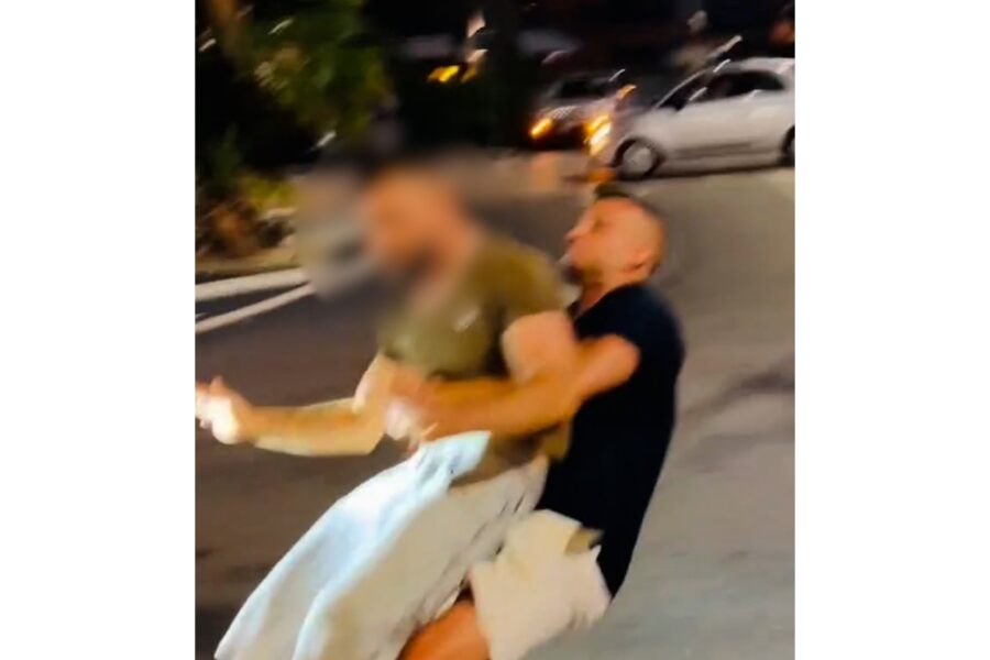 Aggredito dopo aver occupato la strada