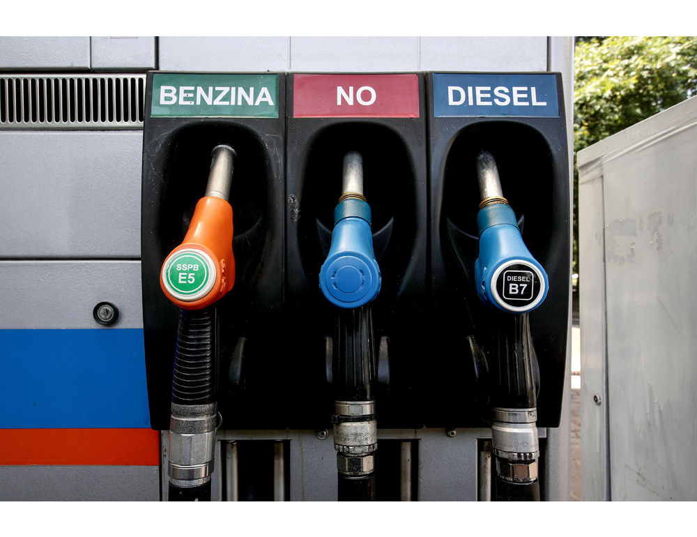 Milioni di litri di benzina sul mercato evadendo l’imposta, maxi sequestro