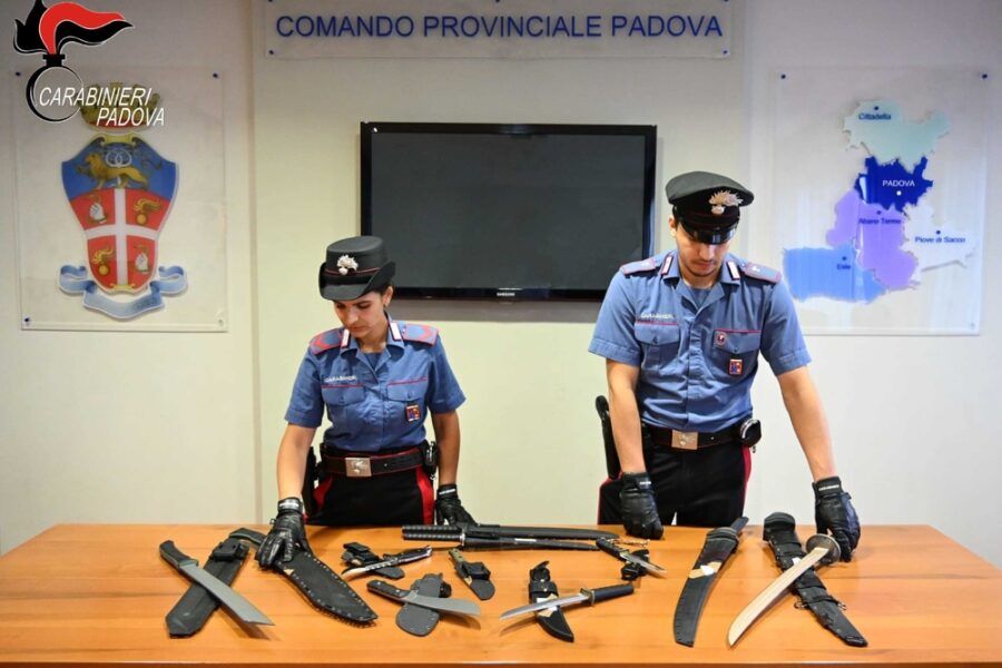 Tirapugni e spade nascosti in un ripostiglio