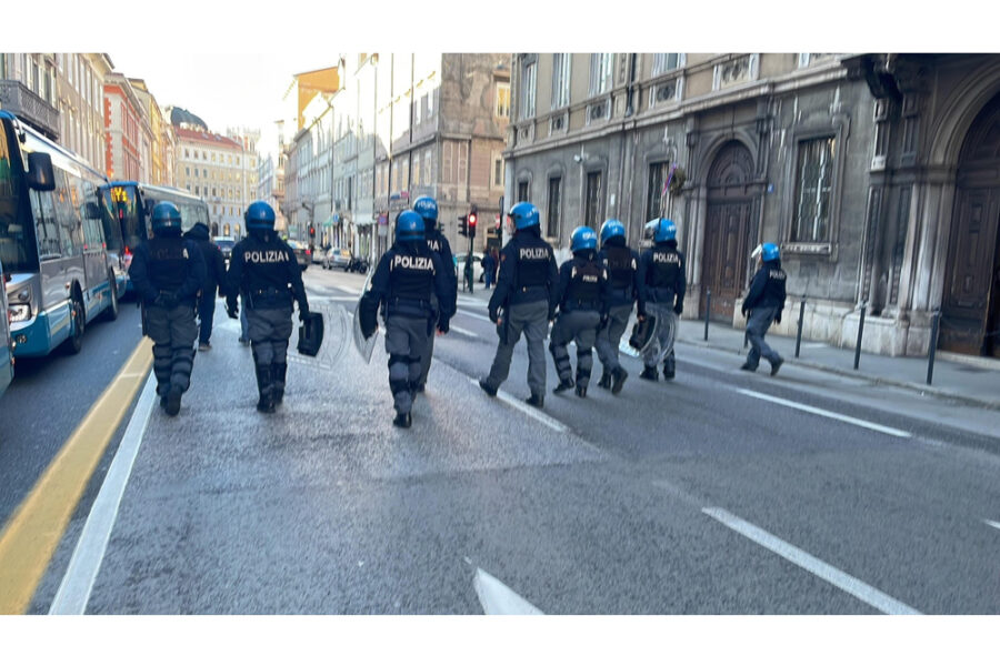 Presidio forze ordine. Volantini e "Palestina libera". Fontana Nettuno con kefia