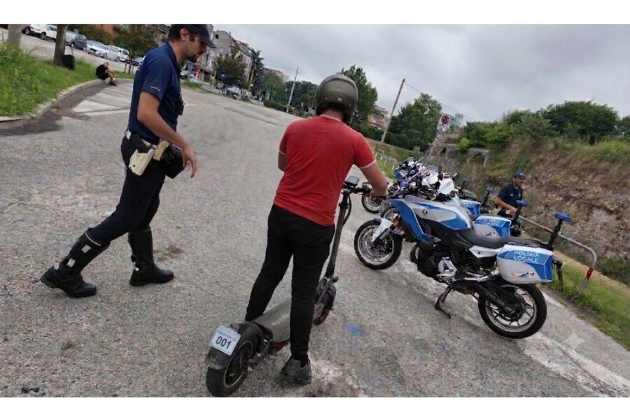 A guidarlo un ragazzino minorenne