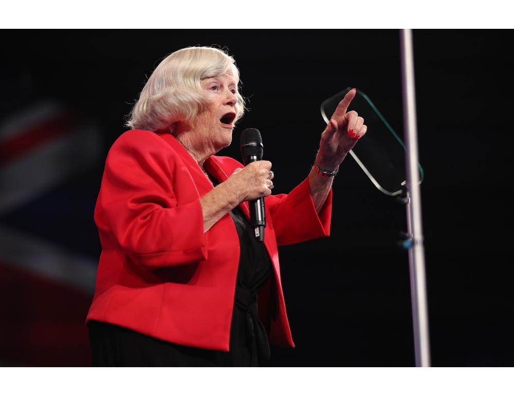 Morta Ann Widdecombe, pasionaria pro Brexit passata dalla Thatcher a Farage