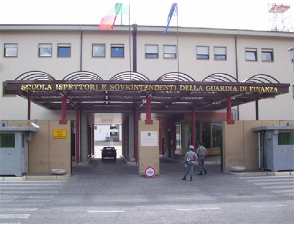 Morta la 22enne precipitata dal palazzo della scuola Gdf all’Aquila