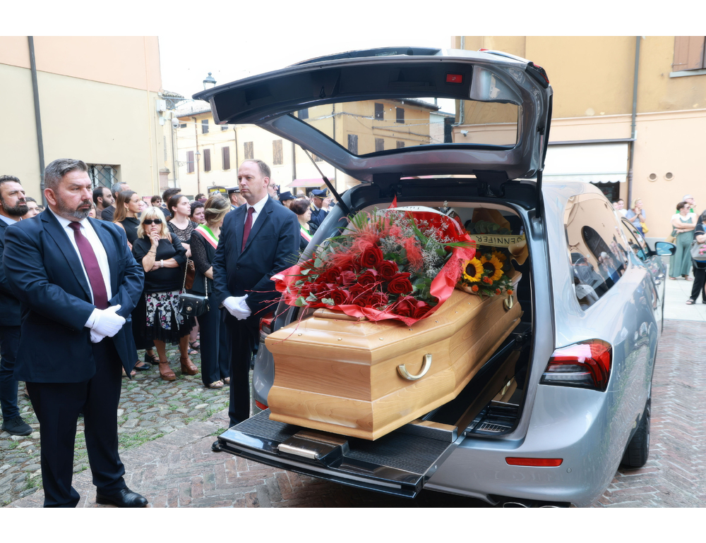Morta nell’attentato a Modena, addio sulle note di Vasco e palloncini in cielo