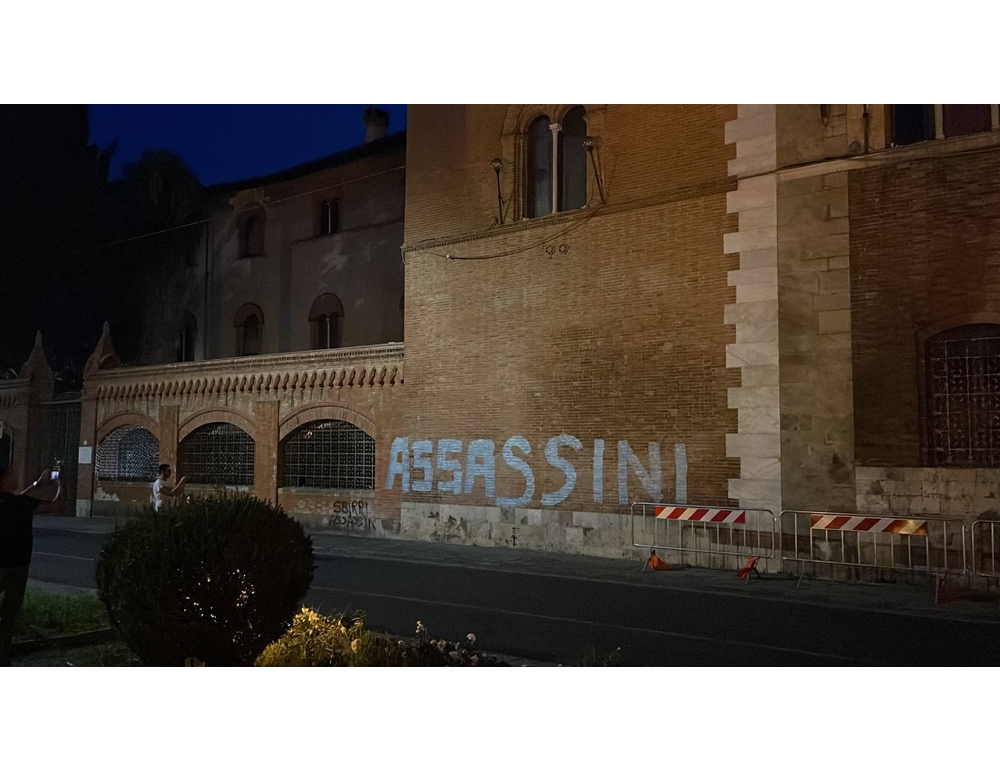 Morte di Fakir, a Pisa scritte anti-polizia anche sui muri della prefettura