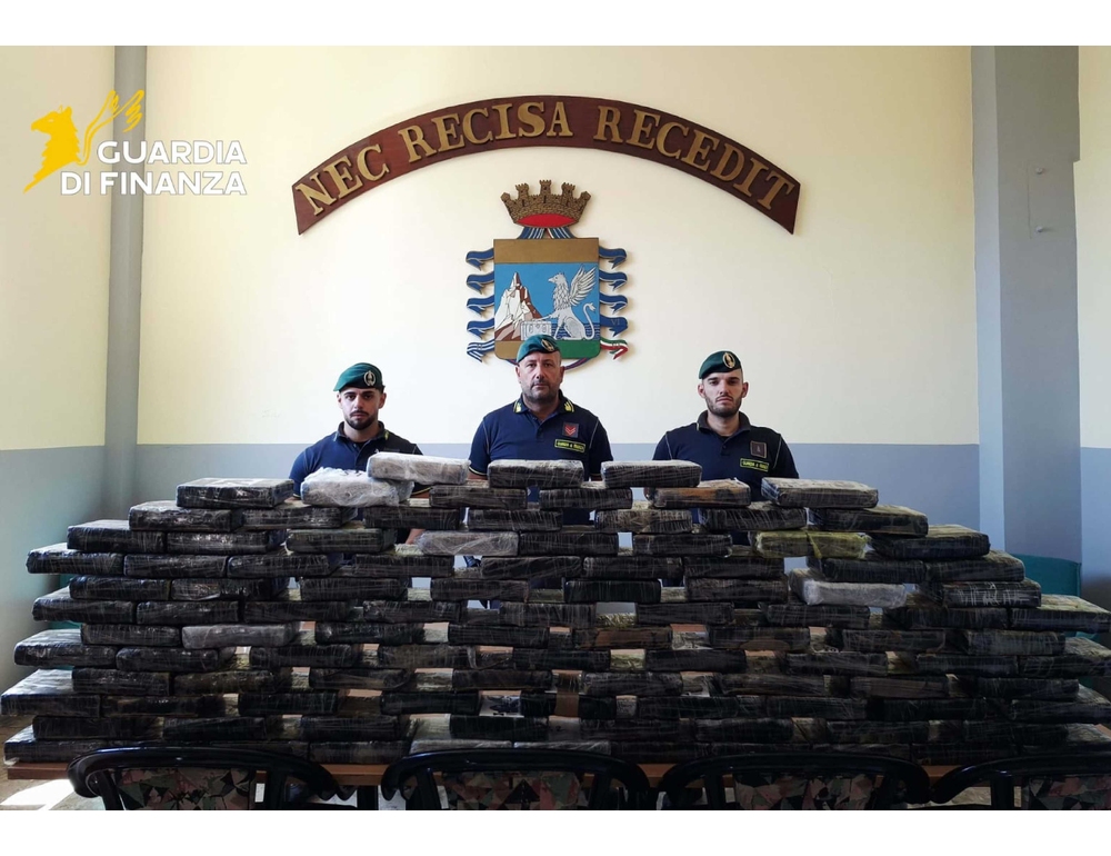 Nascosti in autocisterna 113 chili di cocaina, maxi sequestro a Napoli