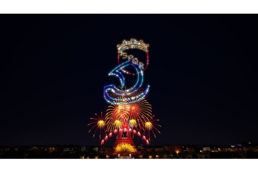 Lo spettacolo pirotecnico alla Tour Eiffel celebra la storica unione tra le due capitali