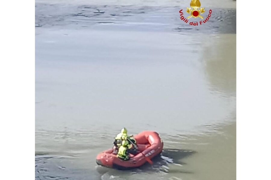 La tragedia ieri sera forse per un malore. Sul posto i Vigili del fuoco