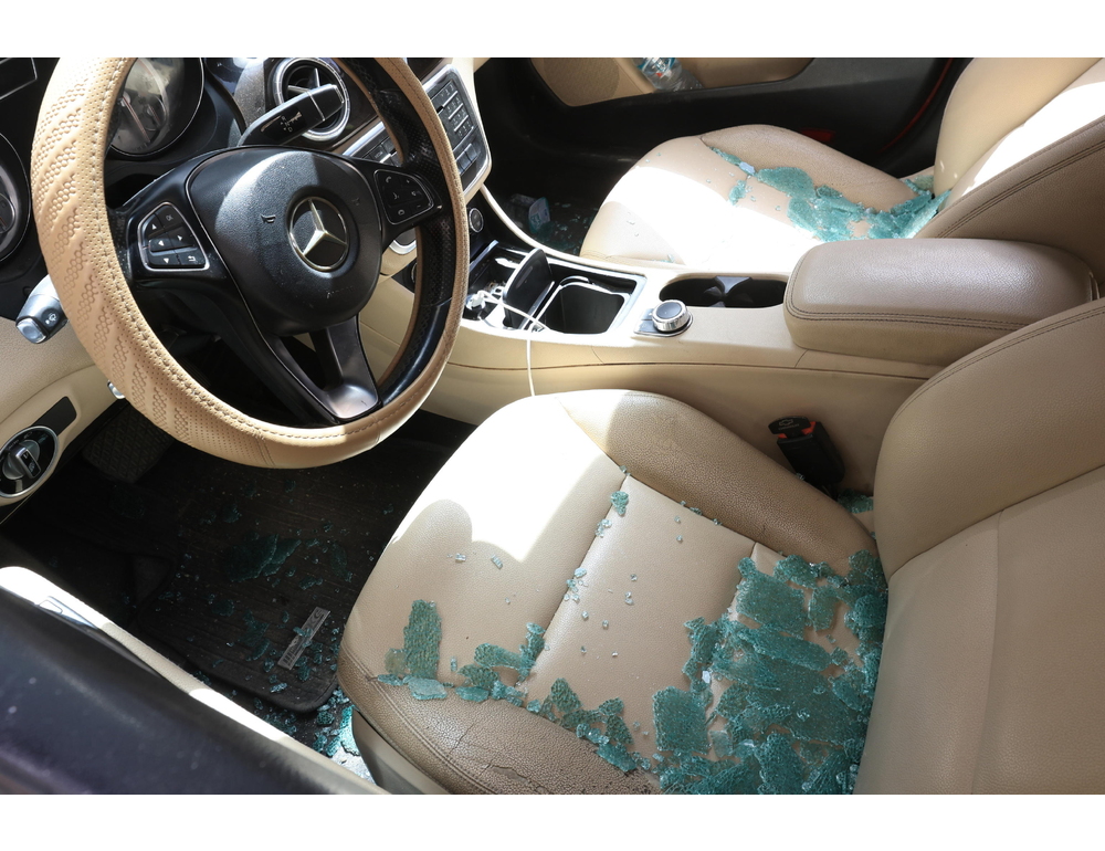 Neonata di 3 giorni resta chiusa in auto a Lecco, salvata