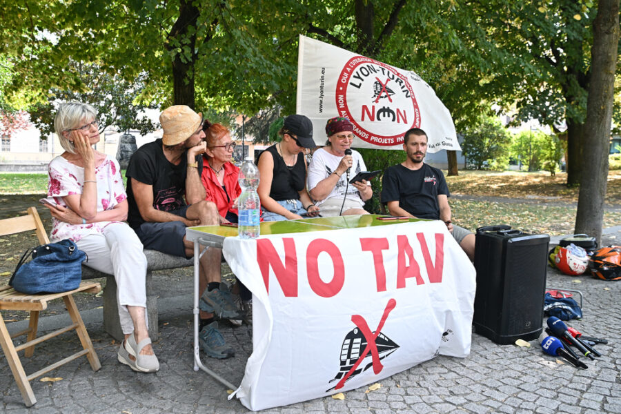 'Prima volta che la celere viene schierata per impedire campeggi'