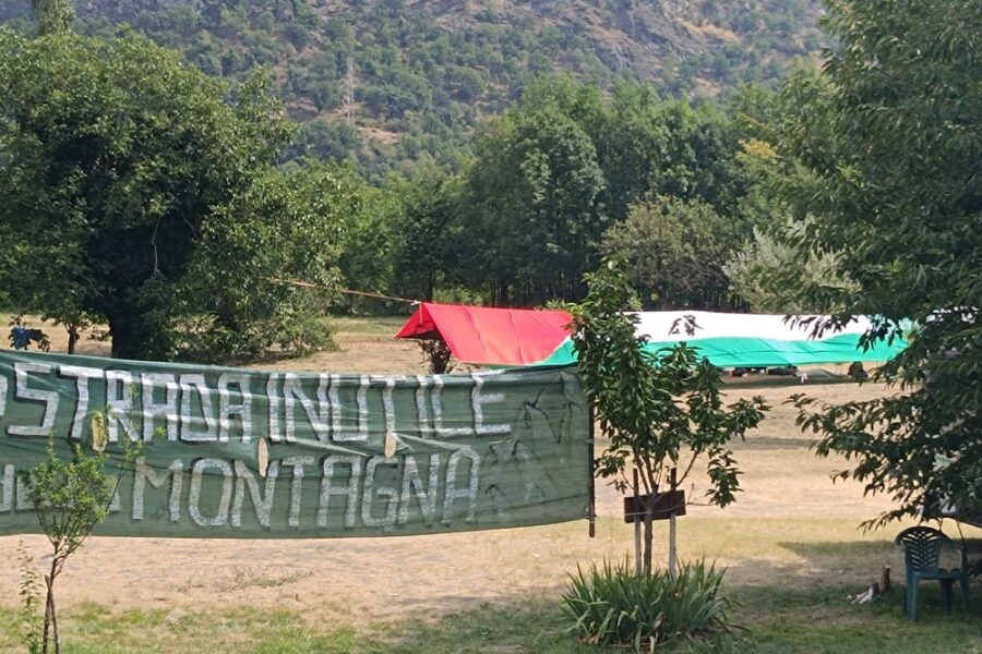 Comparso enorme telo con i colori della bandiera della Palestina