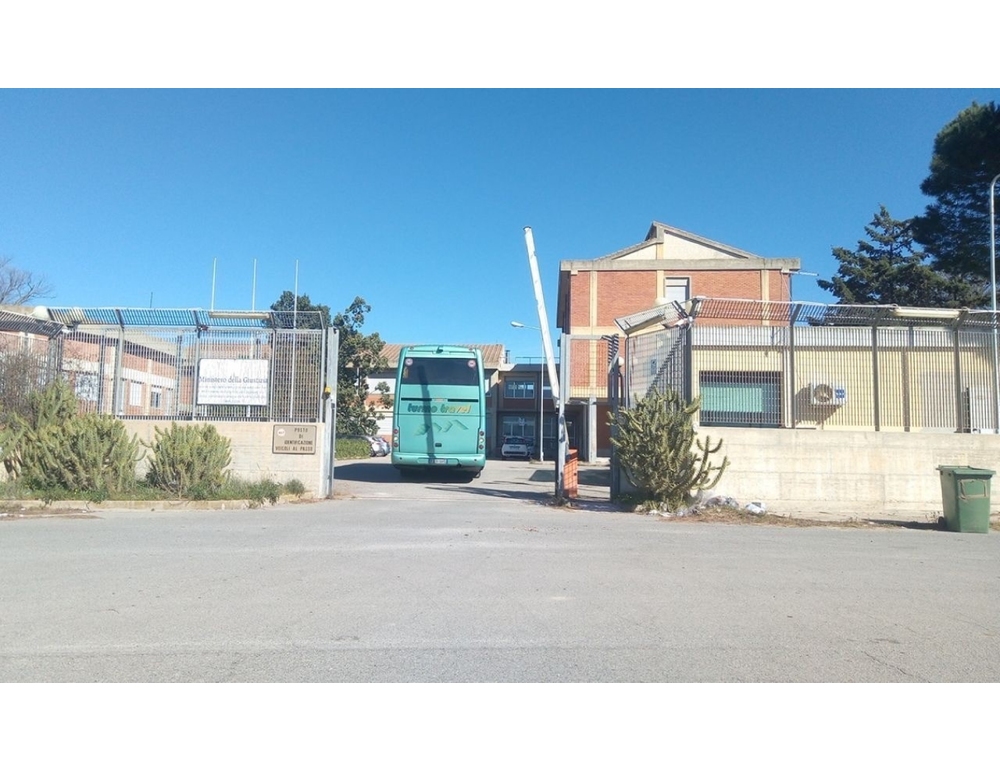 Nuovo incendio doloso nel Cpr di Macomer, momenti di tensione