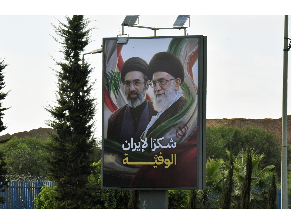 Nyt, Khamenei vorrebbe andare alla tumulazione del padre il 9