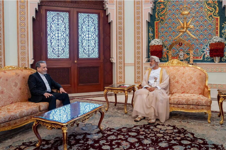 Ieri nel Paese il ministro degli Esteri di Teheran per colloqui su Hormuz.