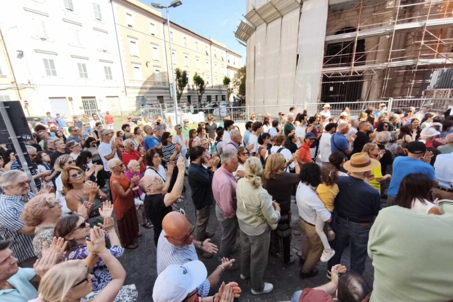 Dal restauro riemerge la scritta fascista. Il nipote di Buratti si incatena al cancello
