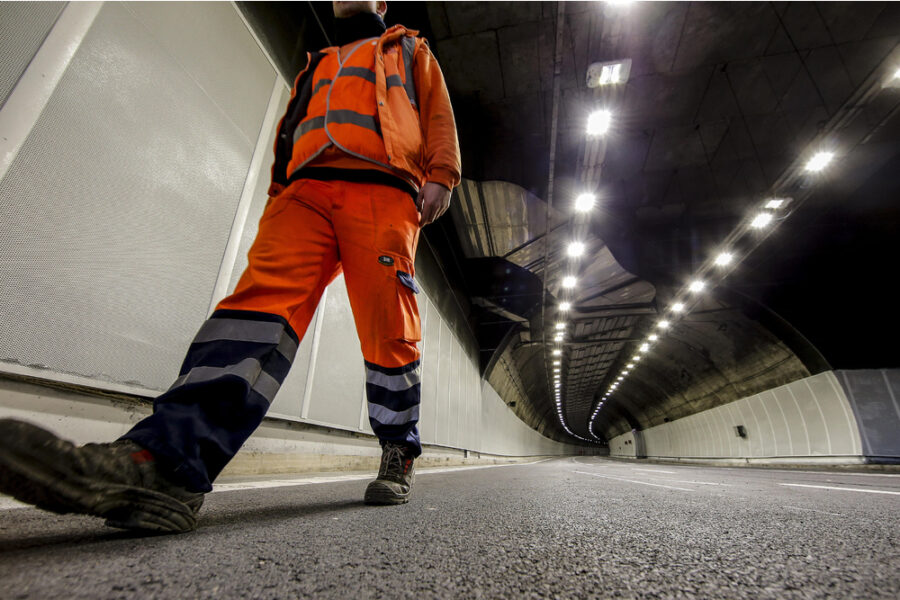 Travolto da un elemento strutturale che stava montando a Colico nel Lecchese
