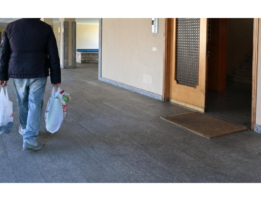 Operatore abusa di un’anziana malata di Alzheimer in casa, arrestato