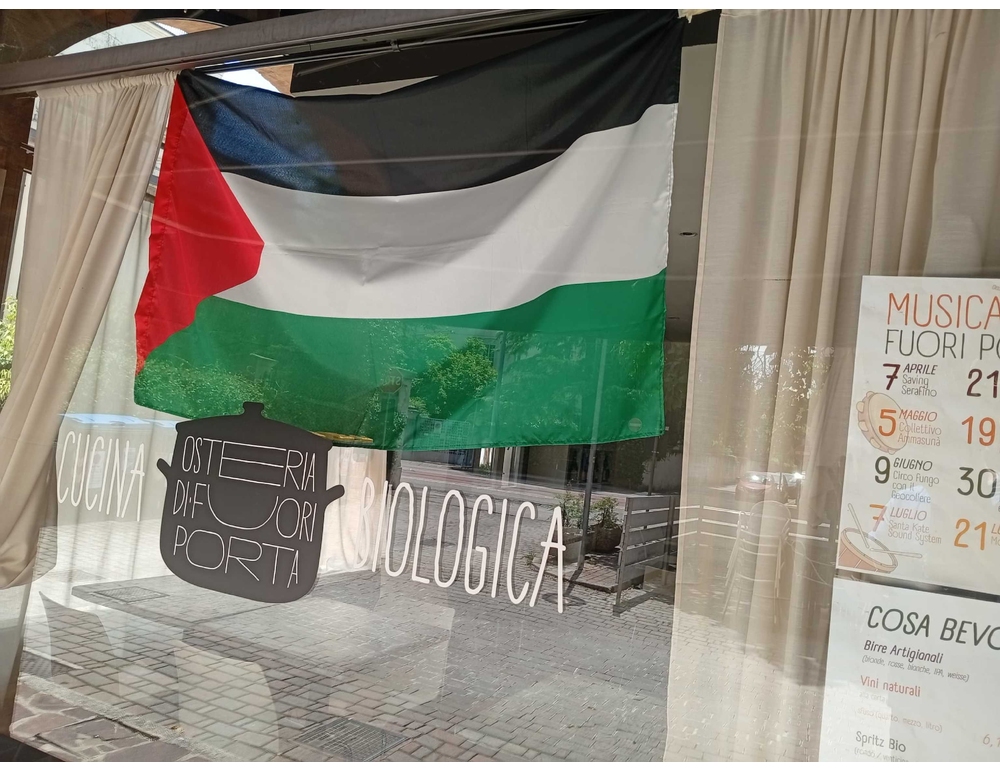 Osteria con bandiera palestinese, clienti con ospiti israeliani disdicono
