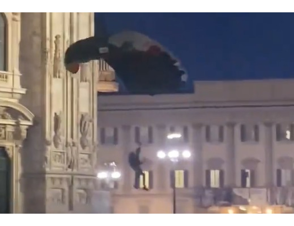 Paracadutista con i colori della Palestina si lancia dal Duomo di Milano, bloccato