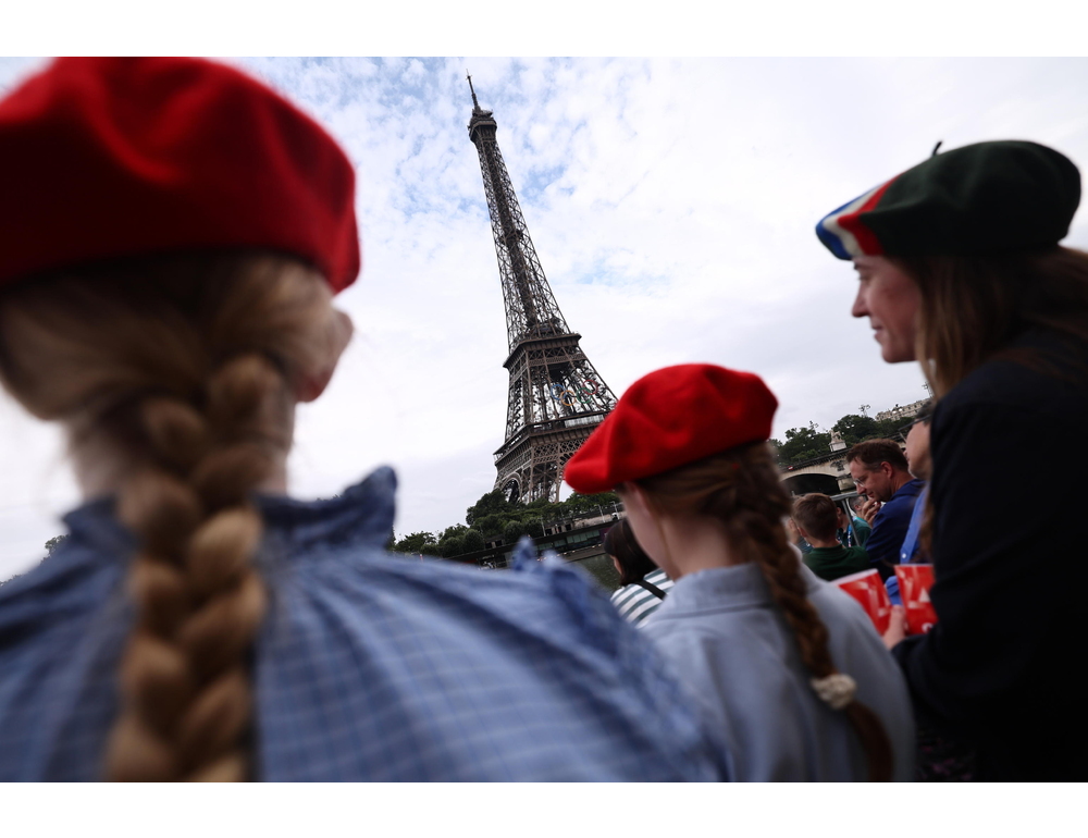 Parigi tocca i 35 gradi, chiudono in anticipo Tour Eiffel, Louvre e Museo d’Orsay