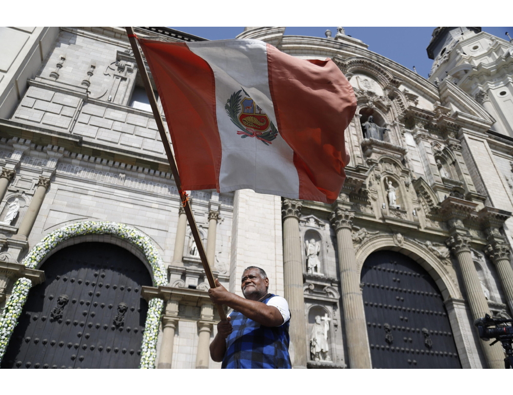 Per festa nazionale Lima impone l’esposizione della bandiera, multe fino a 1.400 euro