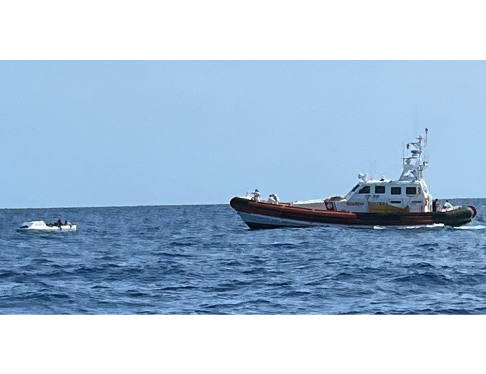 Peschereccio catanese salva 16 migranti minorenni al largo di Malta