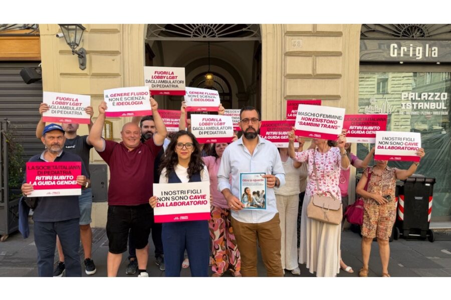 ANSAPro-Vita-protesta-davanti-sede-Pediatri-italiani-ritirare-guida-gender