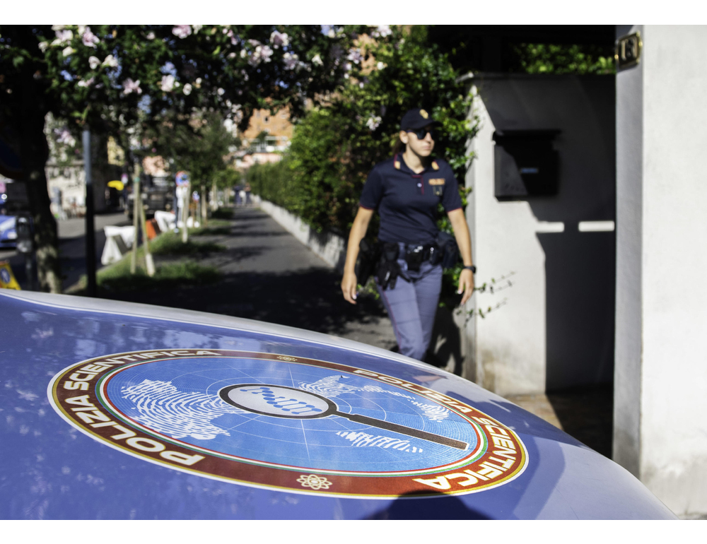 Rapinano una donna in centro a Milano, in carcere due ragazze di 15 e 17 anni