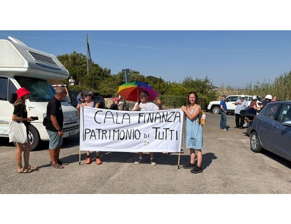 Resort davanti Tavolara, centinaia al presidio contro il progetto