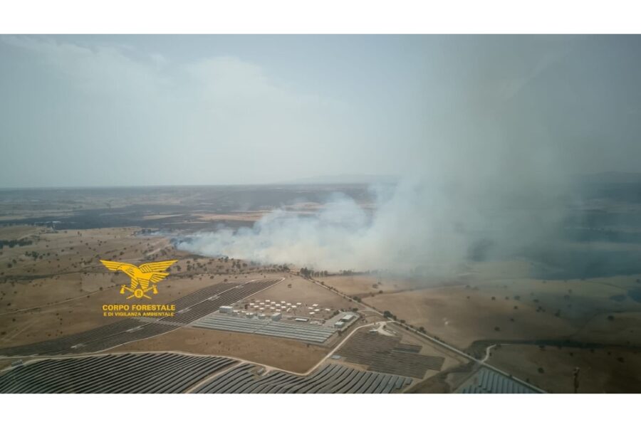 Fiamme sospinte dal vento con raffiche di circa 40km/h