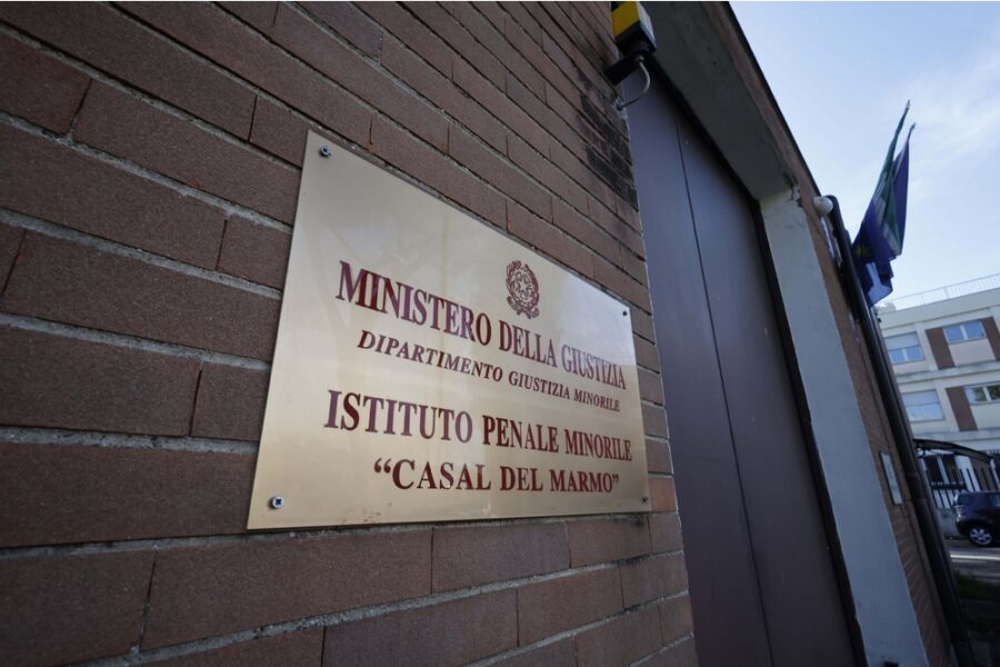 'Personale minacciato con i bastoni'