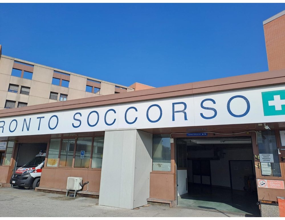 Scooter contro un albero a Pesaro, morto un ragazzo e un altro ferito grave