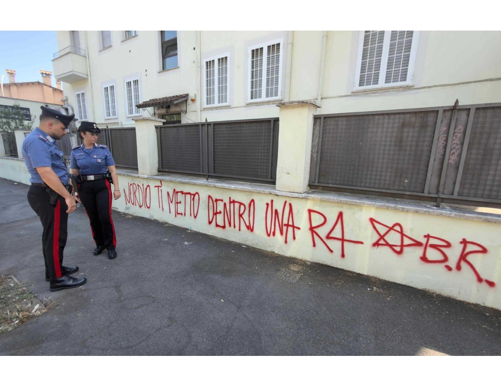Scritta firmata Br con minacce a Nordio su un muro a Roma