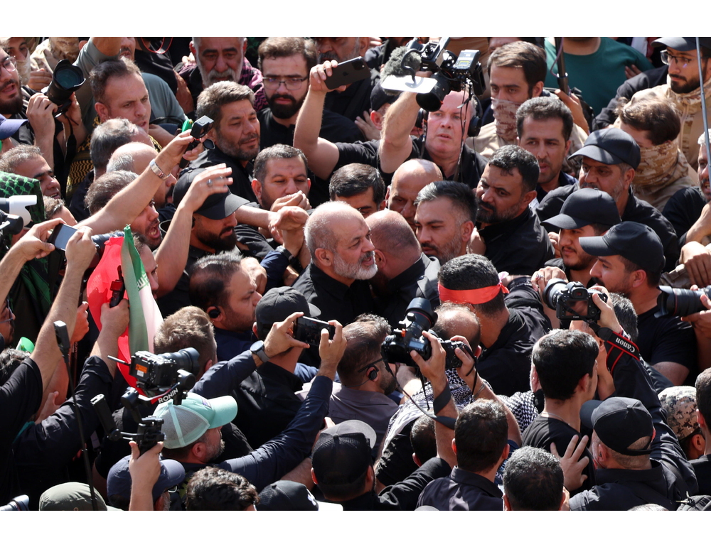 Seconda apparizione pubblica al funerale di Khamenei per il capo dei Pasdaran