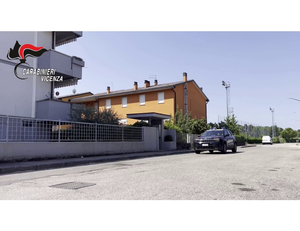 Si finge un carabiniere e si fa consegnare gioielli per 50mila euro