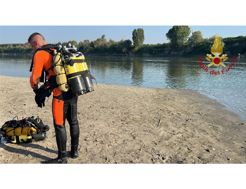 Si tuffa in acqua per salvare la figlia, un uomo disperso nel Po