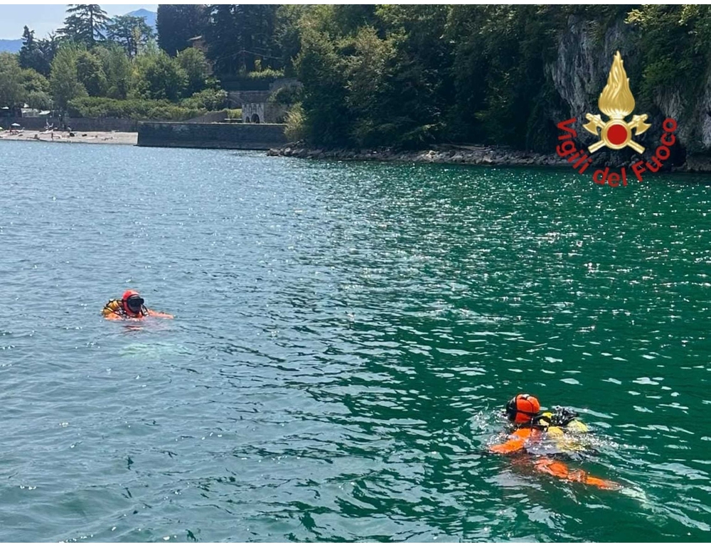 Si tuffa per salvare il figlio nel lago di Como, proseguono le ricerche