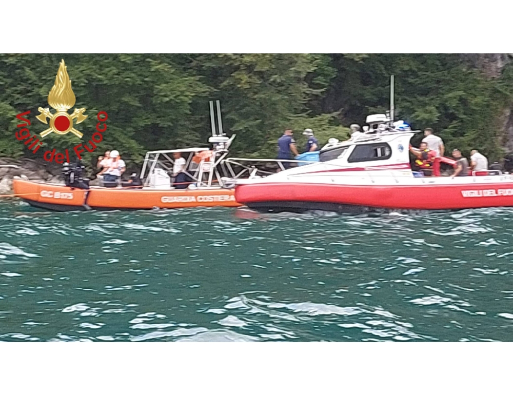 Si tuffa per trovare il figlio, trovato il corpo del turista olandese