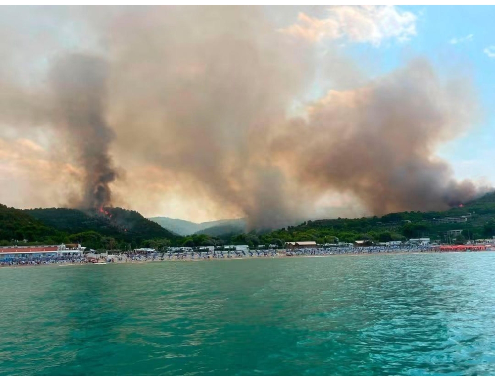 Sindaco Peschici, ‘incendio sotto controllo, turisti rientrati in alloggi’