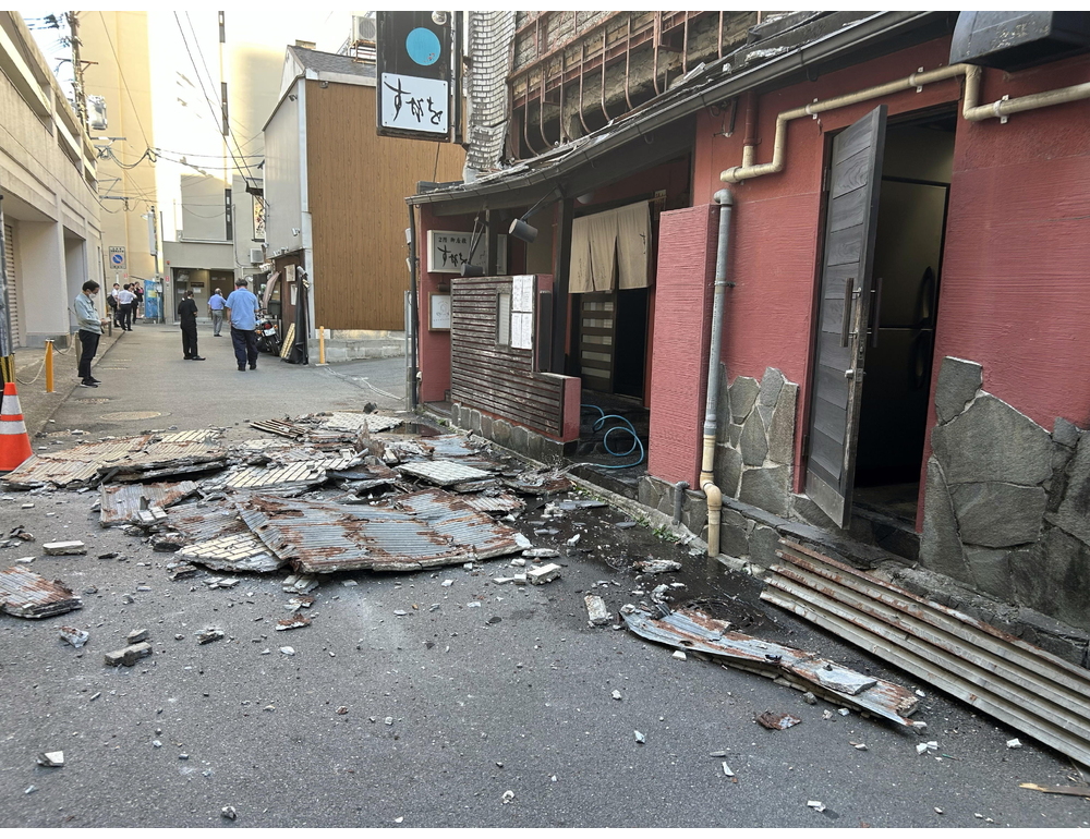 Sisma in Giappone, esplosione in un centro commerciale, persone intrappolate
