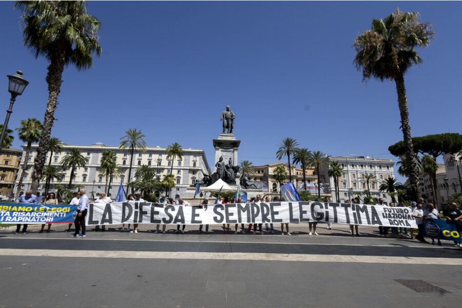 Esposti striscioni di sostegno a gioielliere che sparò ai ladri