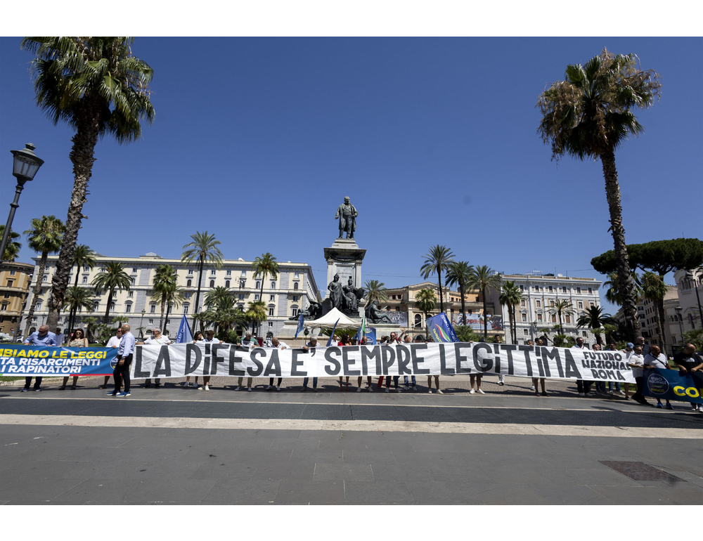 Sit-in di Futuro Nazionale fuori la Cassazione, ‘Io sto con Roggero’