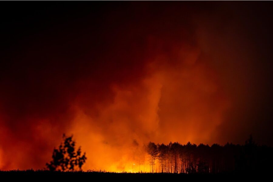 Continua la lotta dei vigili del fuoco contro le fiamme. I pompieri feriti sono 267