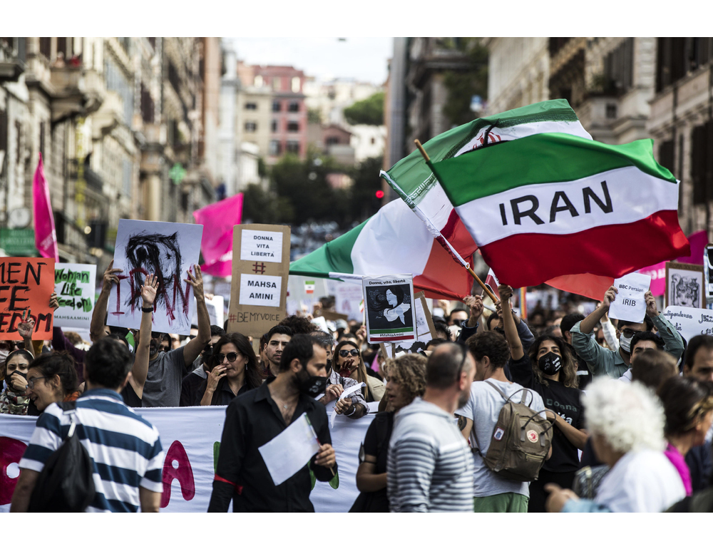 ‘Stalking ad un’attivista iraniana’, scatta il divieto di avvicinamento
