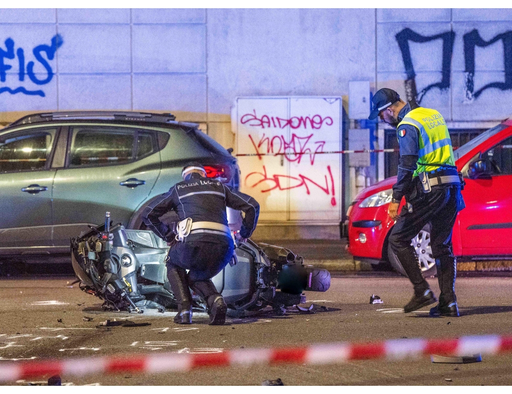 Su scooter rubato si scontra con un’auto a Milano, è ferito gravemente