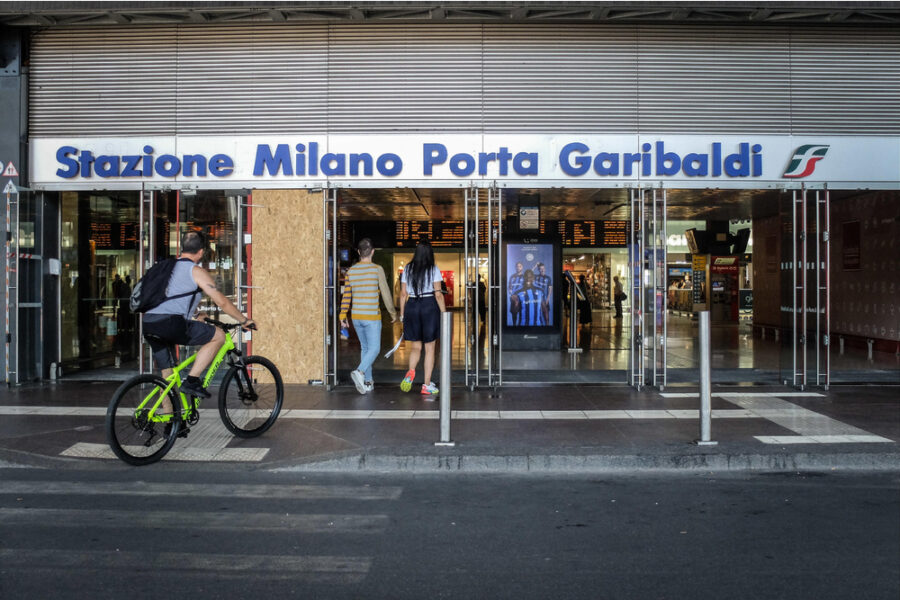 Disagi nella stazione Garibaldi con vigili del fuoco in azione su un binario