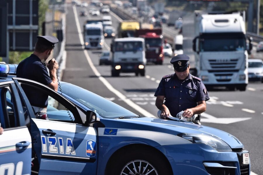 Aveva passato il casello aggirando la sbarra. Per il 43enne multa da mille euro