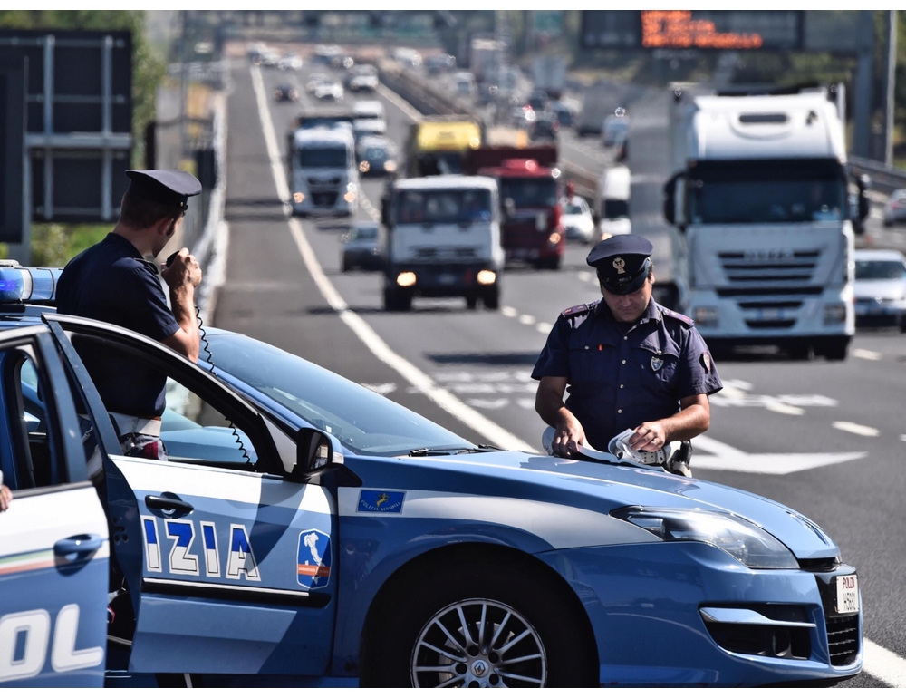 Sull’A1 col motorino, fermato a Sasso Marconi. ‘Sto andando a Bari’