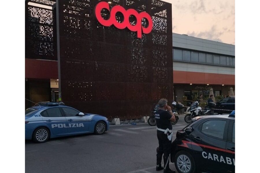 Senza fissa dimora colpito all'addome davanti al supermercato nel Livornese