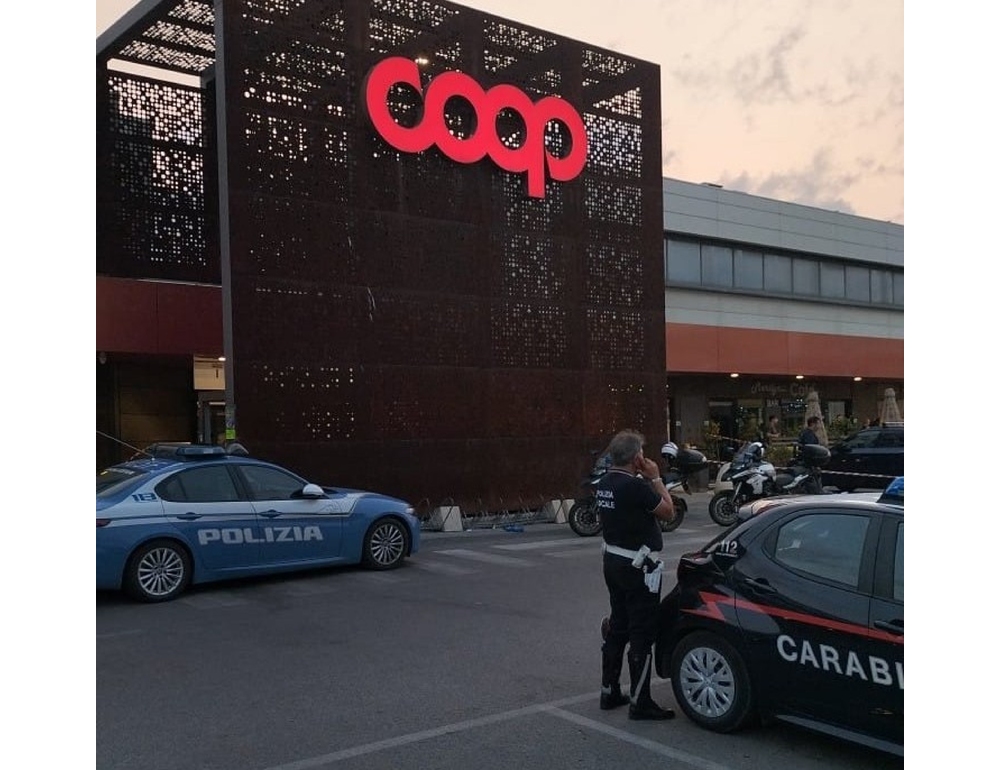Tenta di accoltellare pattuglia dei vigili, agente spara e lo ferisce